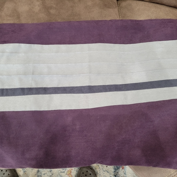 Throw pillows with matching shams - Picture 2 of 2